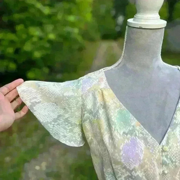 Woman’s GB top. Pastel snakeskin pattern. V neck. Tie waist. Buttons. Size S - Picture 6 of 6